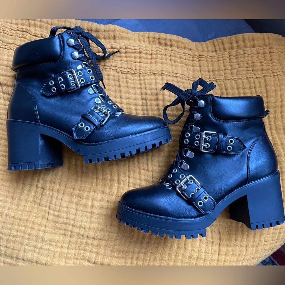 goth/grunge ankle buckled lace up booties s7